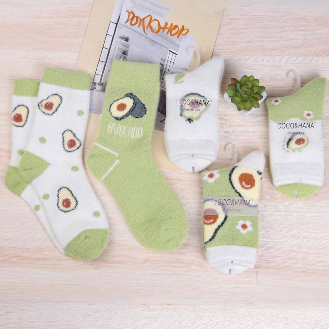 جوراب کرکی زنانه طرح آووکادو برند Coco & Hana؛ مدلهای گرم و نرم زمستانی در رنگ سبز و سفید مناسب استفاده روزمره و استایل فانتزی