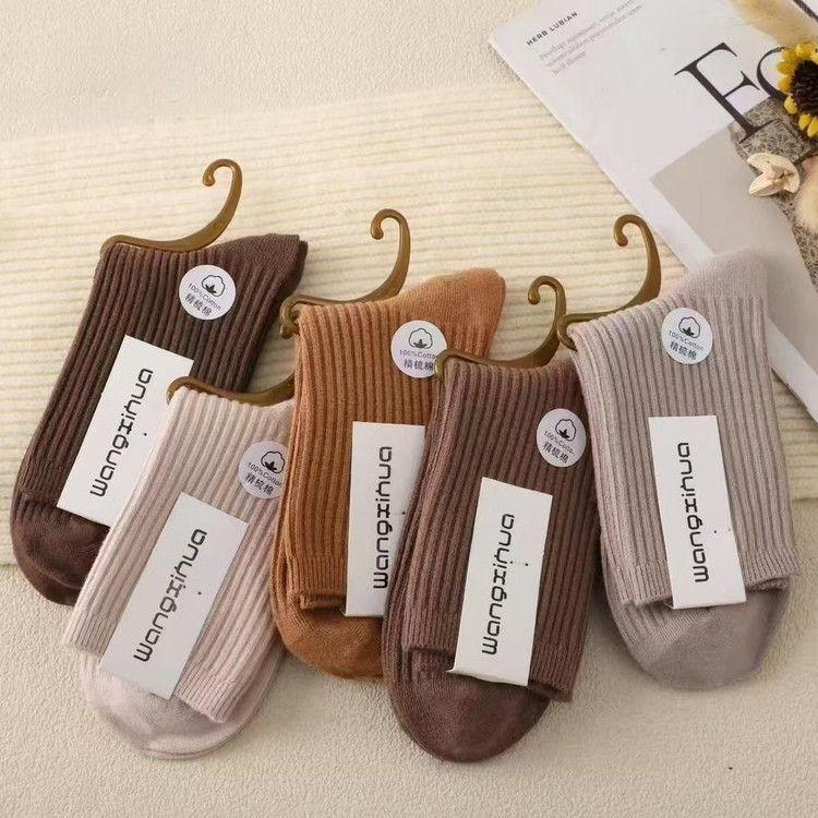 جوراب زنانه خارجی در رنگ های متنوع