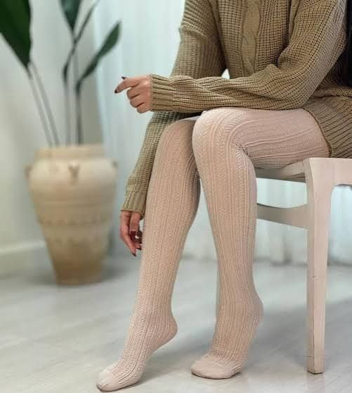 نمای نزدیک جوراب‌شلواری بافت‌دار زنانه مدل گندمی پنتی همراه با رنگ‌بندی کامل