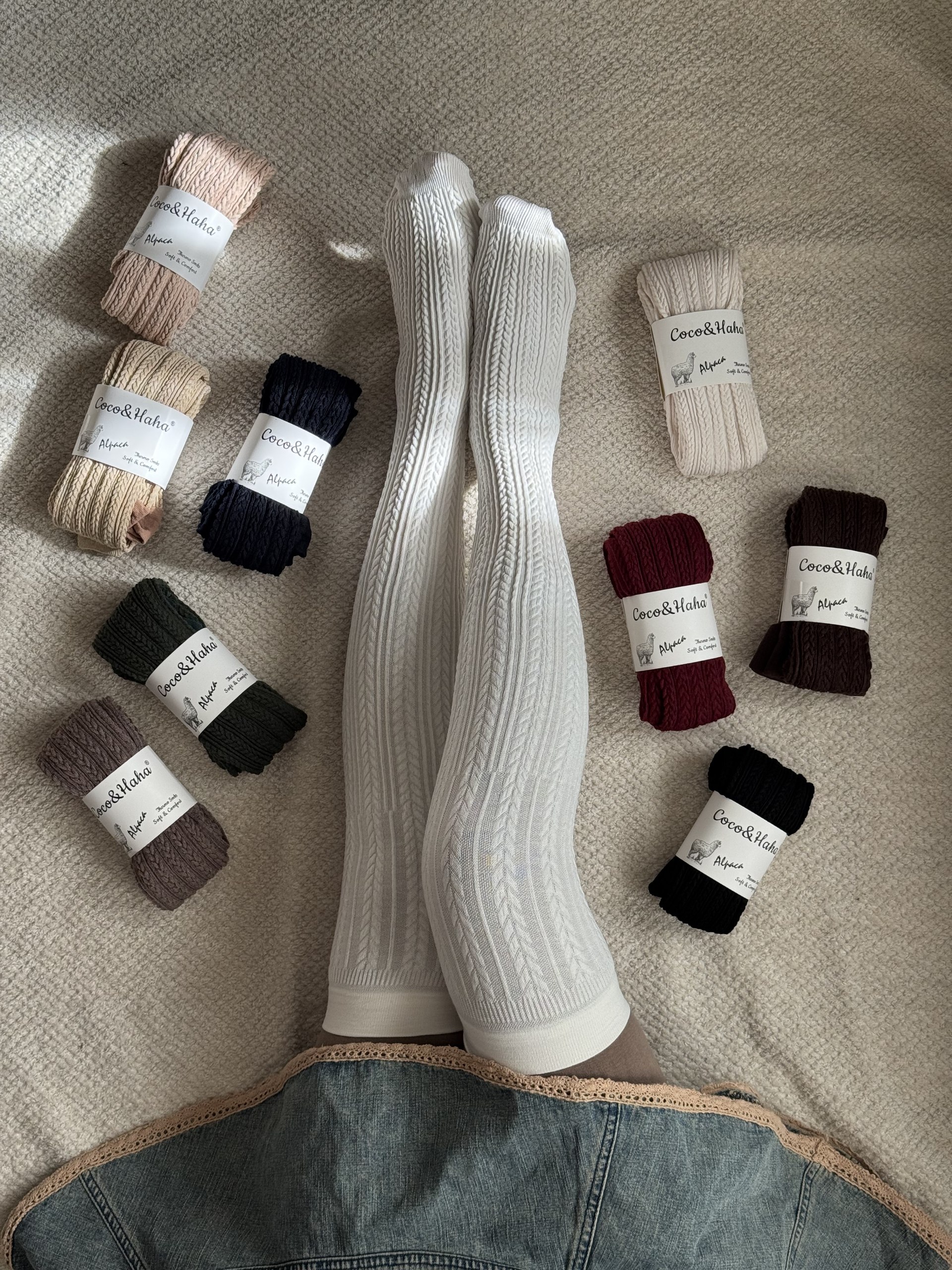 کاتالوگ محصول: جوراب لاما Coco & Hana فری سایز روی بک‌گراند سفید، جزئیات بافت نشان‌ داده شده