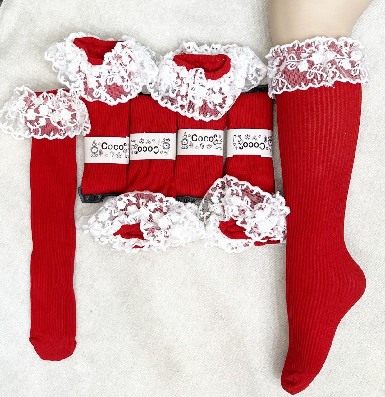 تصویر جوراب سه‌ربع کودکانه وارداتی COCO با لب تور سفید و رنگ مشکی.